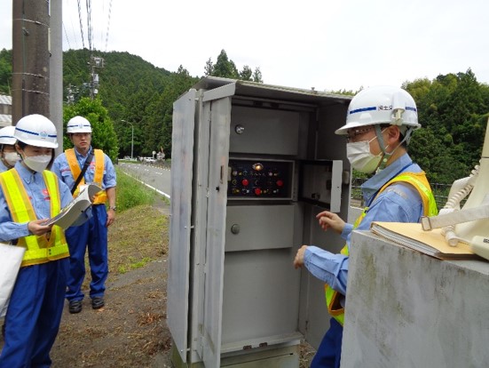 実際に警報音を鳴らしながら、遮断機を操作しました。