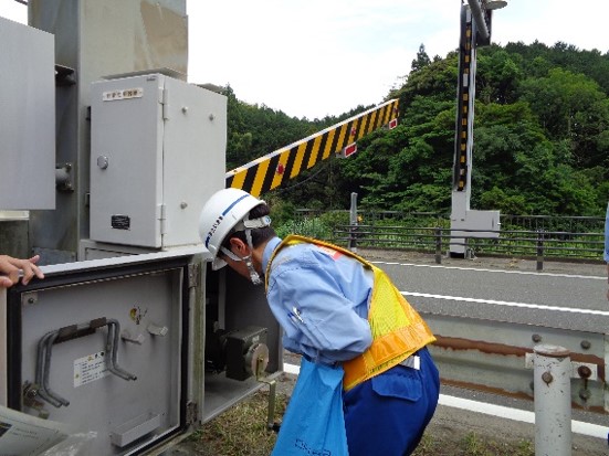 停電時を想定して、手動での昇降訓練も実施しました。