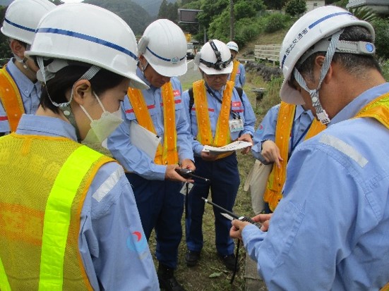 非常時を想定して、無線機による受発信訓練を行いました。