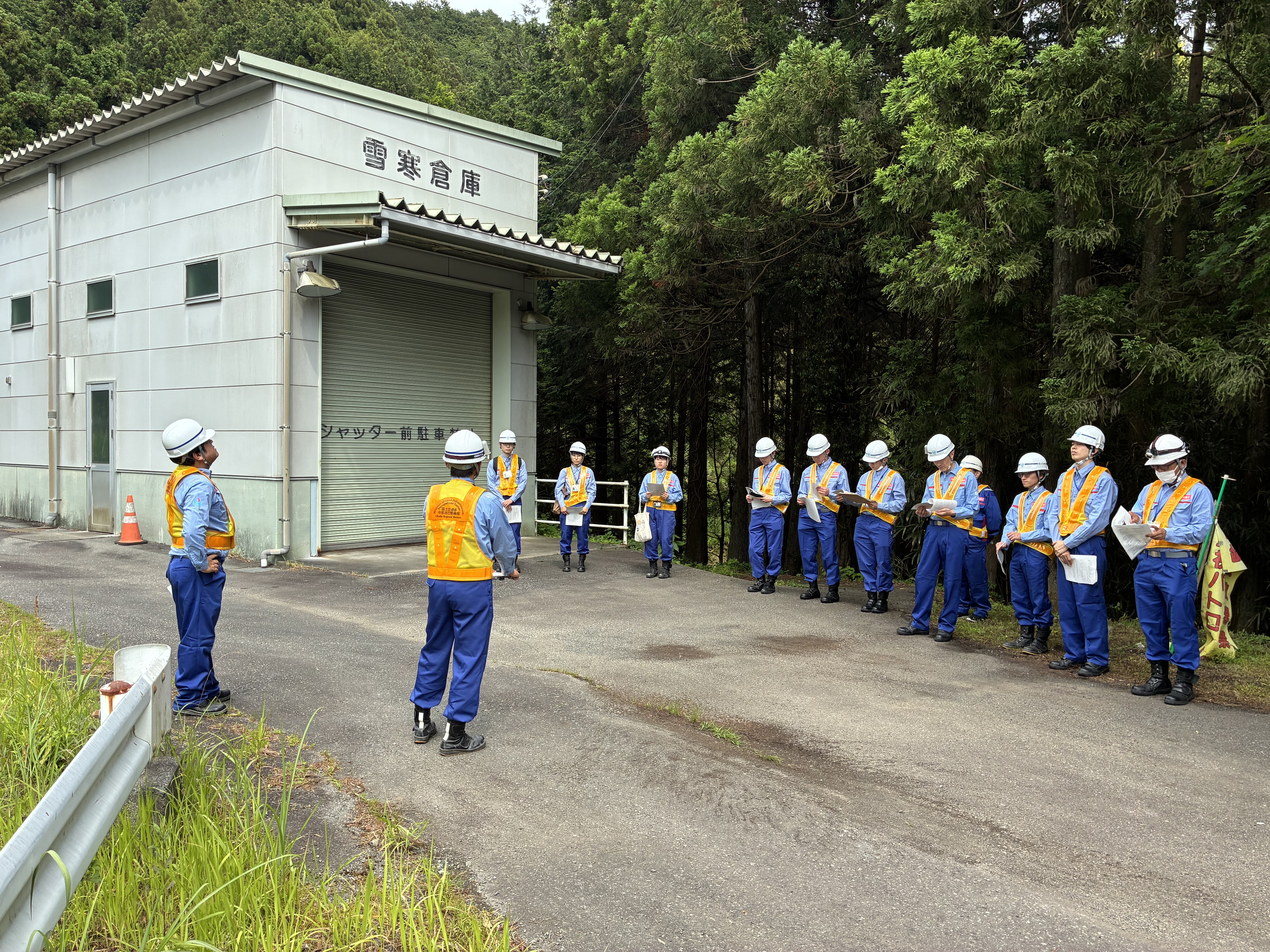 遮断機操作前に、雨量規制について説明を行いました。