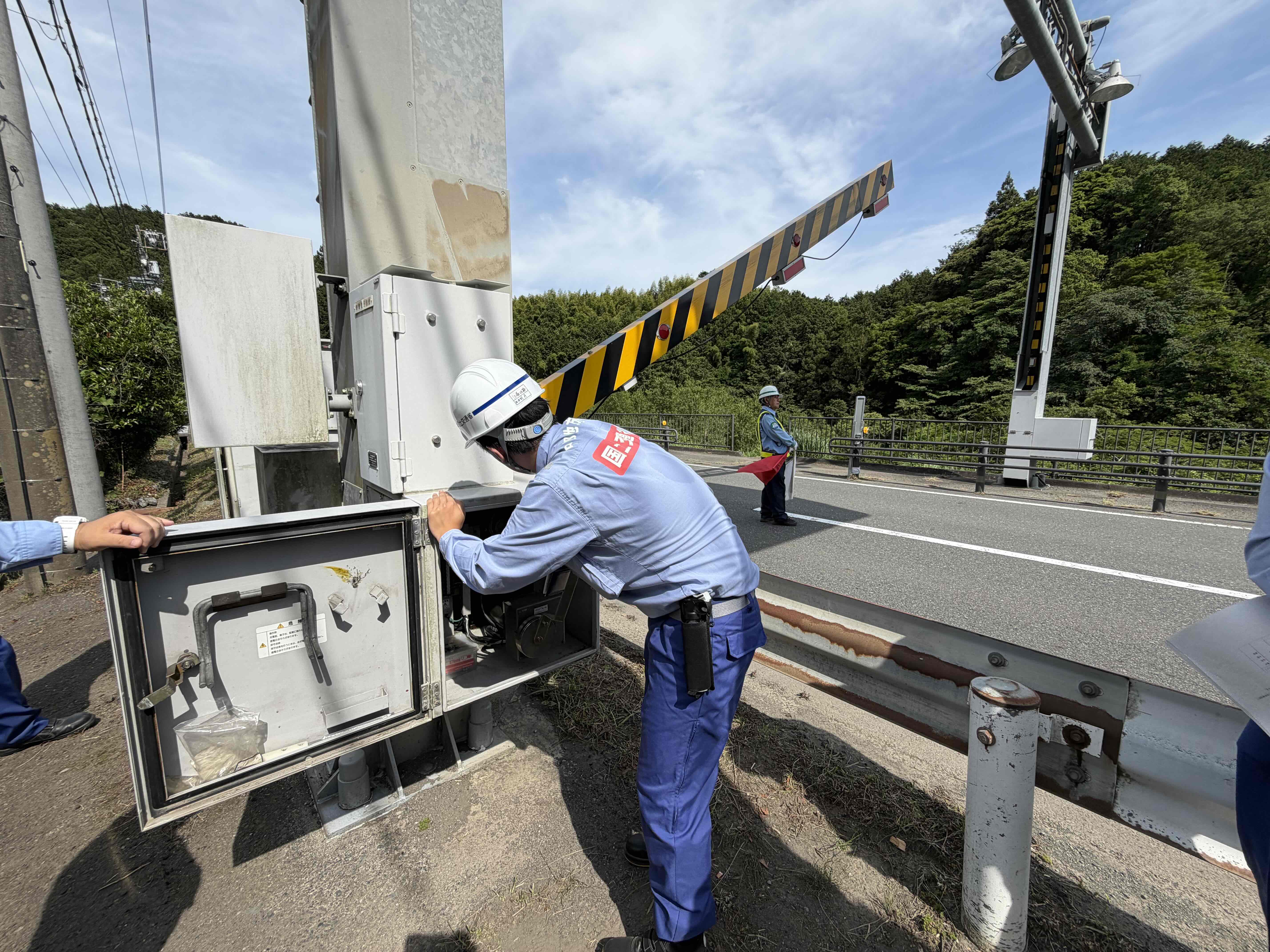 停電時を想定して、手動での昇降訓練も実施しました。