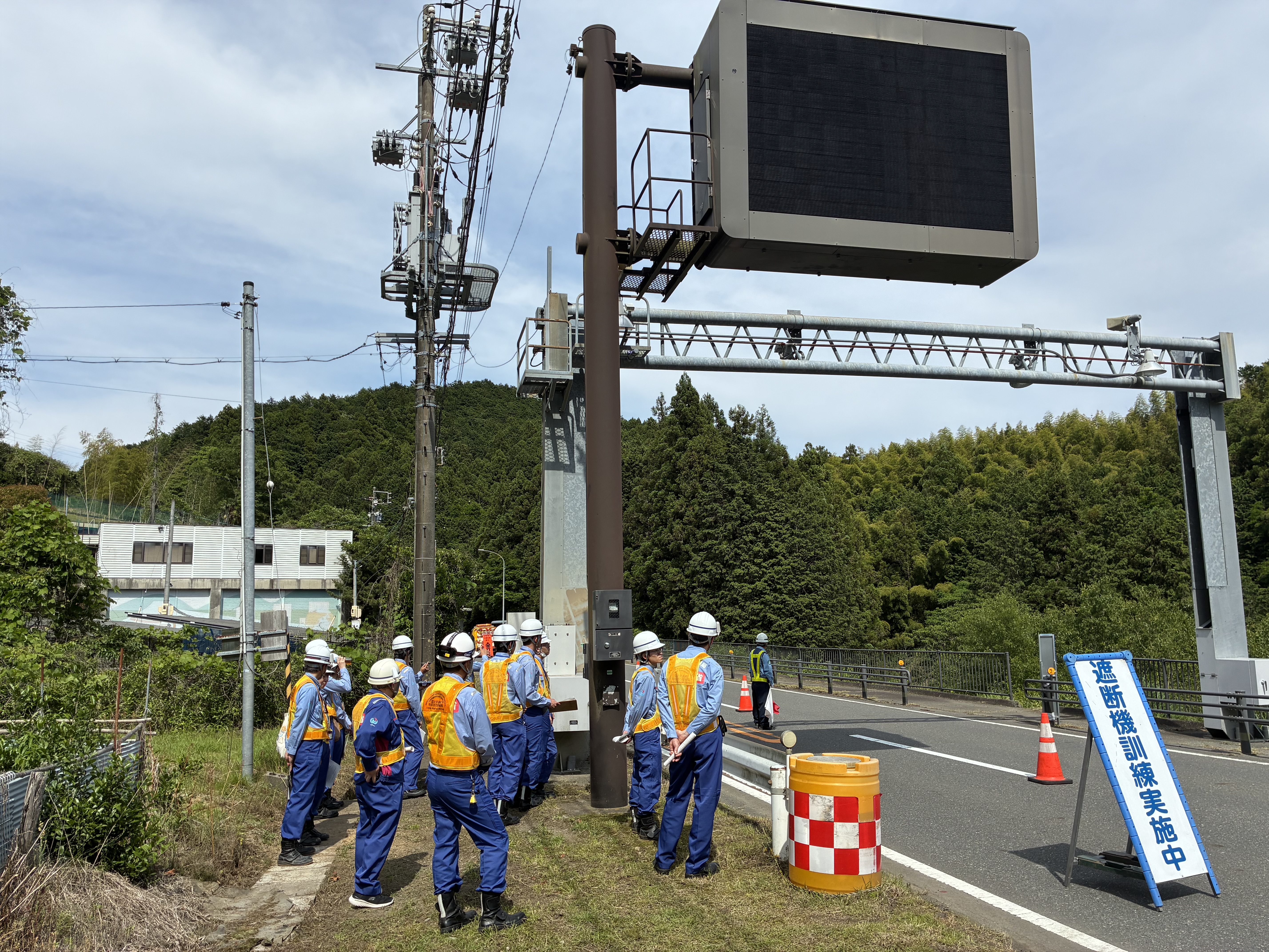 実際の通行止めの際は道路情報板も利用し迅速な情報提供に努めます。
