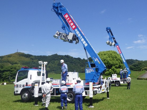 ２．照明灯を点灯させるために、車両中央部の発電機を操作します。