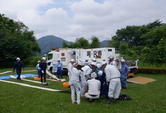 ２．排水ポンプ（水色）とホース（白色）を接続し、フロート（橙色）を取り付けます。