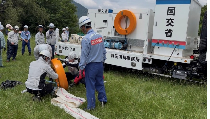 1.排水ポンプ(水色)とホース(白色)を接続し、フロート(橙色)を取り付けます。
