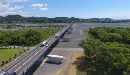〈平成29年　6月新大井川橋〉