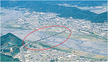 〈昭和54年11月　安倍川大橋 (暫定２車線開通)〉