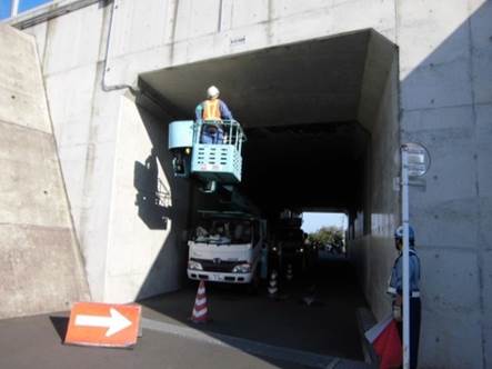 高所作業車による点検状況