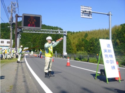 道路情報板により、道路利用者に通行規制を周知