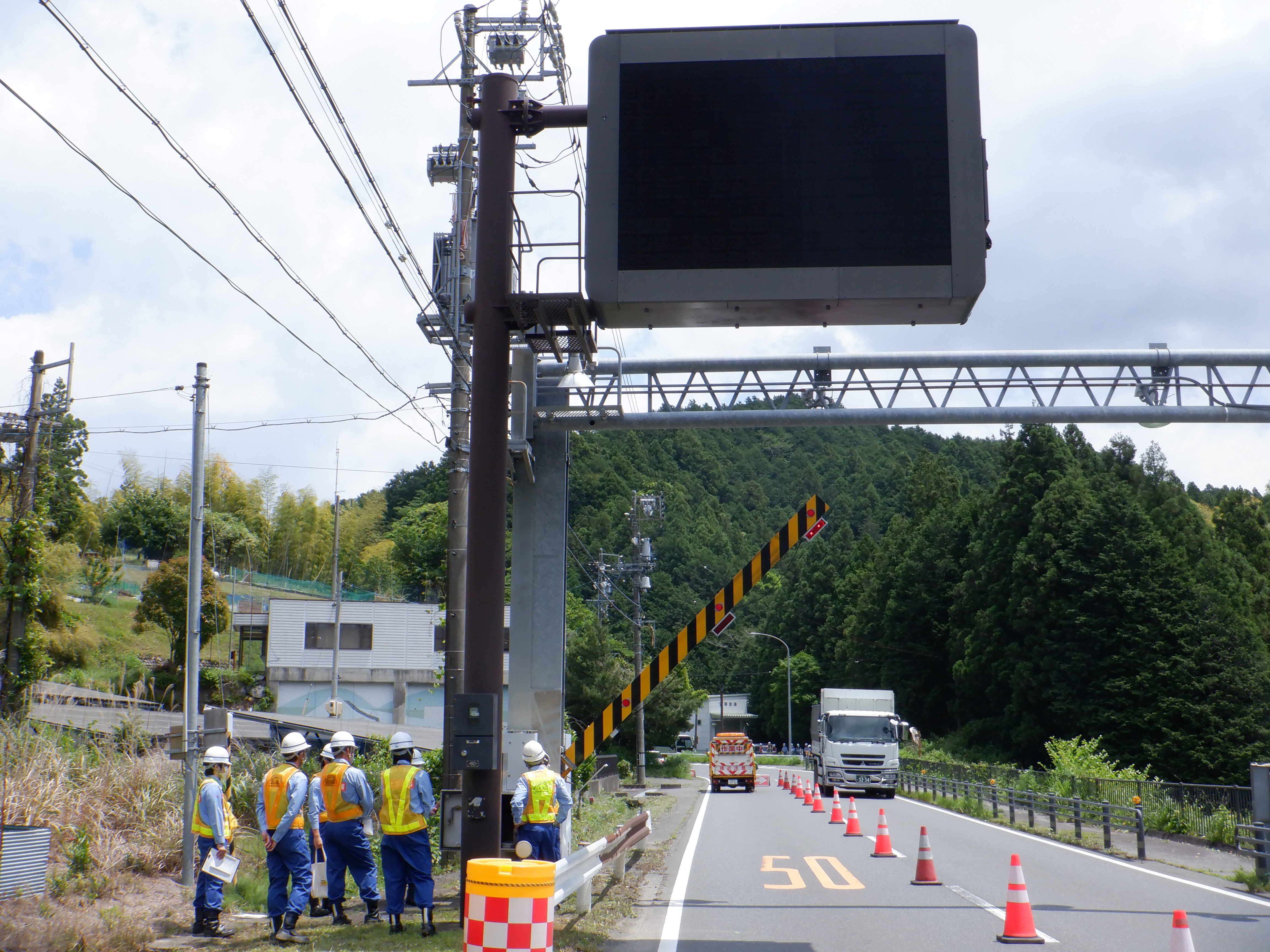 実際は道路情報板に「清水区小河内大雨通行止」と表示されます。