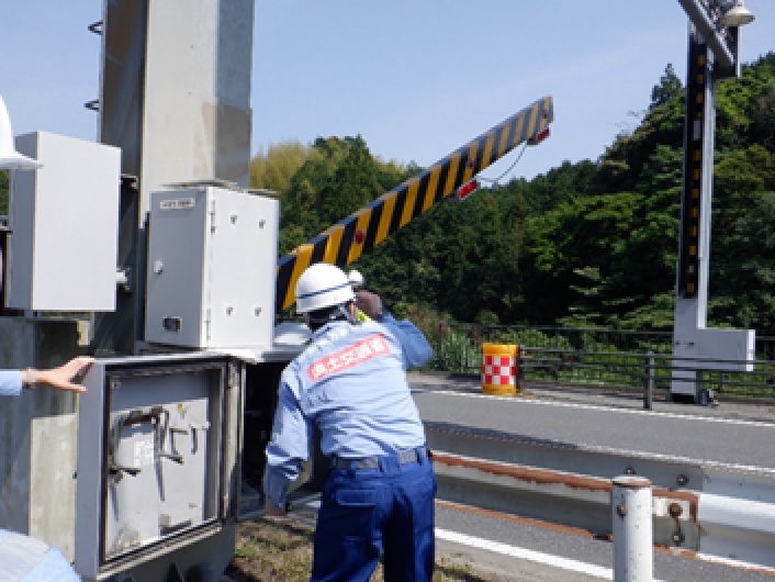 停電時を想定して、手動での昇降訓練も実施しました。