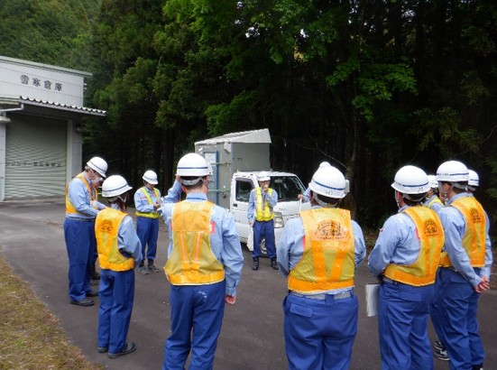遮断機操作前に、雨量規制について説明を行いました。