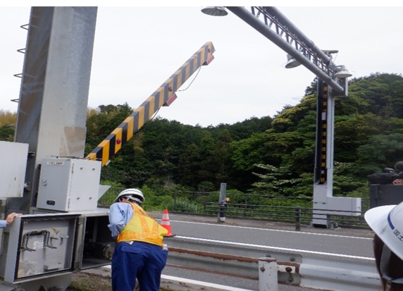 停電時を想定して、手動での昇降訓練も実施しました。