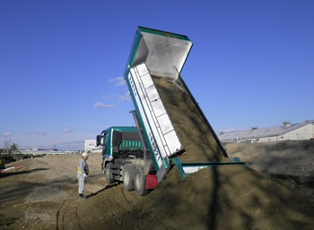 10トンダンプによる土砂投入状況