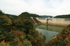 紅葉しはじめの小里川ダム風景