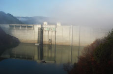 靄がかかり幻想的な小里川ダム