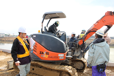 作業者の証明などを確認（西枇杷島築堤護岸工事）