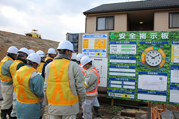 安全掲示板を確認（西枇杷島築堤護岸工事）