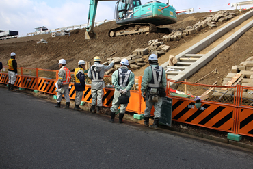 施工状況を確認（日比津築堤工事）