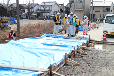 養生シートを確認（西山堤防耐震補強工事）