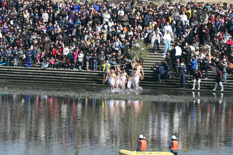 庄内川に集まった大勢の観客と入水する役者たち