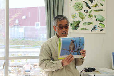 講師役の富田さんが土岐川へやってくる鳥を説明