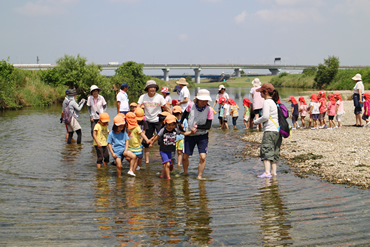 庄内川河川事務所 川遊びを通して自然と親しむ 名古屋市立大野保育園の川あそび体験を支援しました