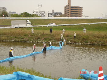 水質事故対策訓練の写真
