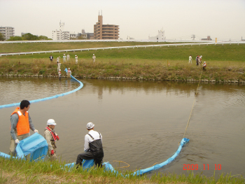 水質事故対策訓練の写真