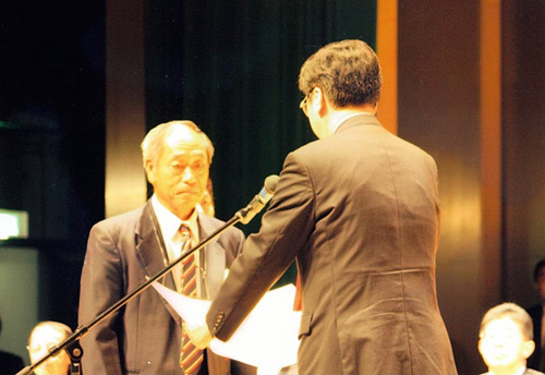 斉藤鉄夫環境大臣より表彰状を授与される宮田照由会長