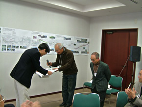 土岐川庄内川魅力資源マップを庄内川河川事務所長に手渡しました。