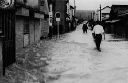 昭和47年7月出水　土岐市内の浸水状況