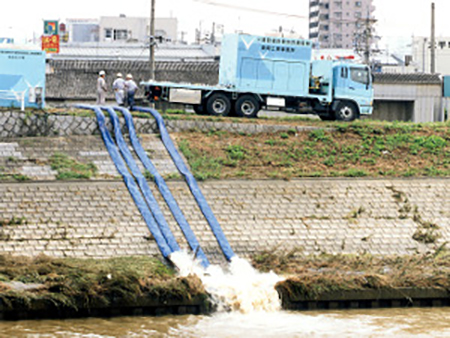 新川 ポンプ車排水活動（写真）