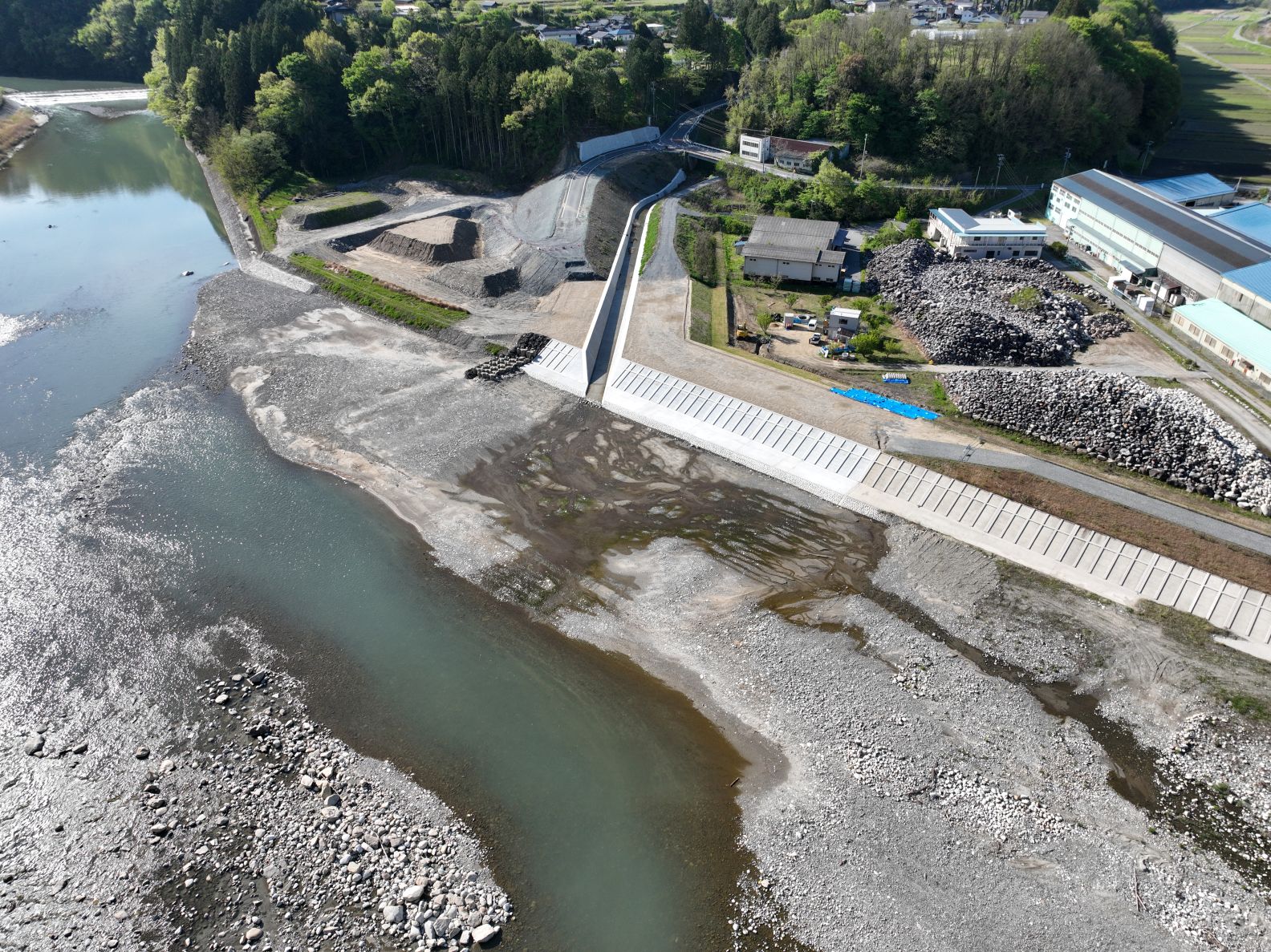 B 南向築堤護岸4月 工事状況の画像-2