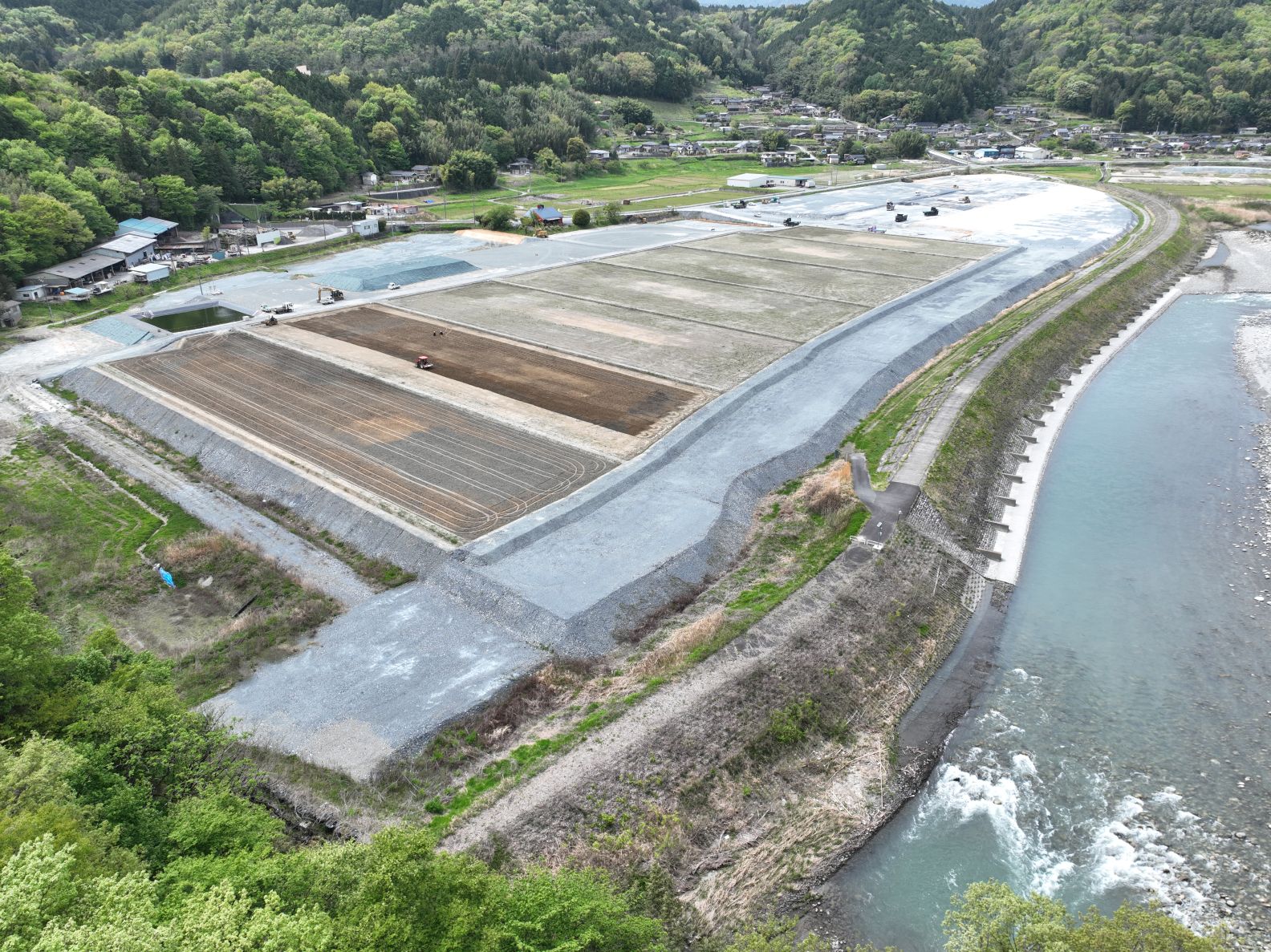 B 小和田築堤護岸4月 工事状況の画像-1
