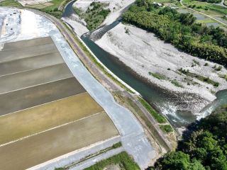 B 小和田築堤護岸4月 工事状況の画像-1
