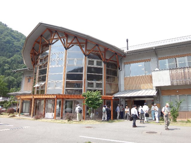 約50名が参加し、見学会は飯田市南信濃自治振興センターの展示室から開始。