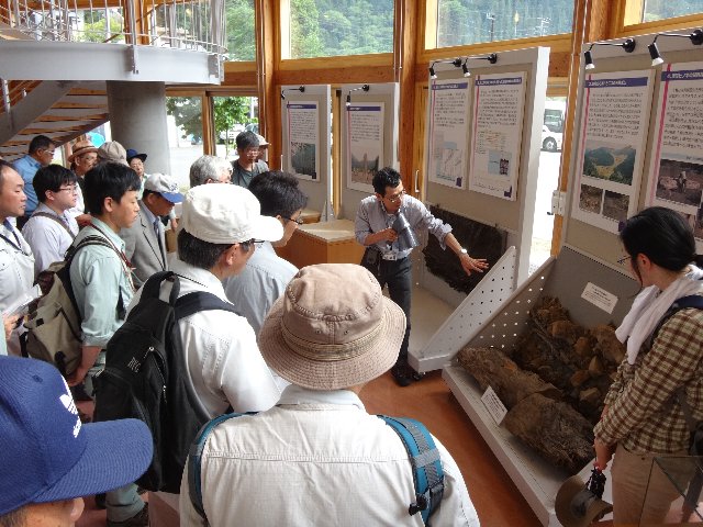 飯田市美術博物館の村松武学芸員が地質の観点から日陰山の深層崩壊とそれによって生じた岩石の堆積を解説。