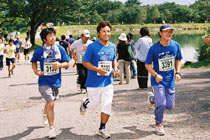 力走する土石流チームの選手