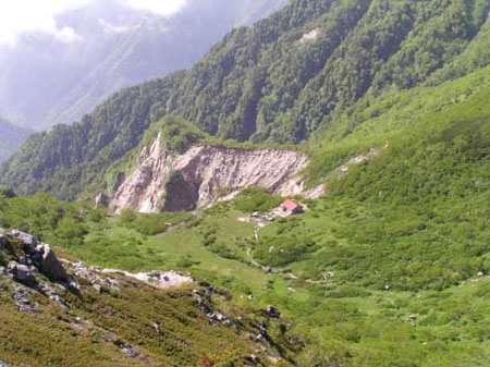 写真－１　摺鉢窪カールと避難小屋