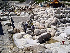 魚道を施工中の現場