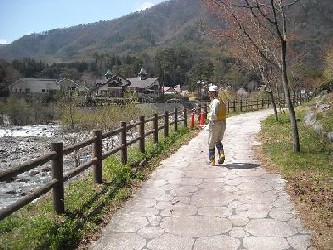 急ぎ足で施設安全点検を行うＹ技術係長