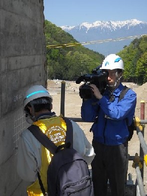 テスト・ハンマーにてコンクリートの推定圧縮強度を測定