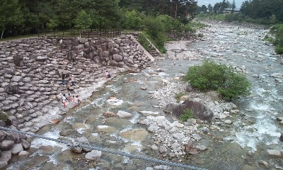 明度の低い太田切床固工と階段護岸