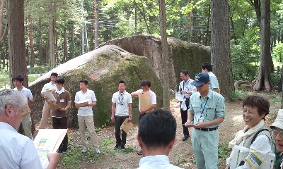 笑顔で説明されるボランティア・ガイド（右）