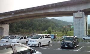 お盆の片桐松川沿いのむらやま公園駐車場