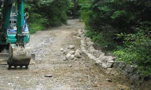 不要となった石を使った土側溝