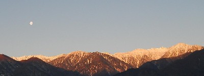 朝日を浴びる中央アルプス