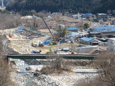 与田切のオメガカーブ付近での床固工事