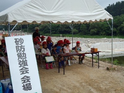 東伊那小学校の児童による現場見学